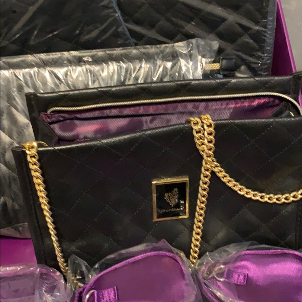 Buy 1 get 1 FREE Younique  Cosmetic bags - Picture 3 of 7